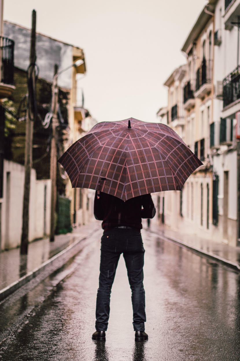 打着雨伞的人图片