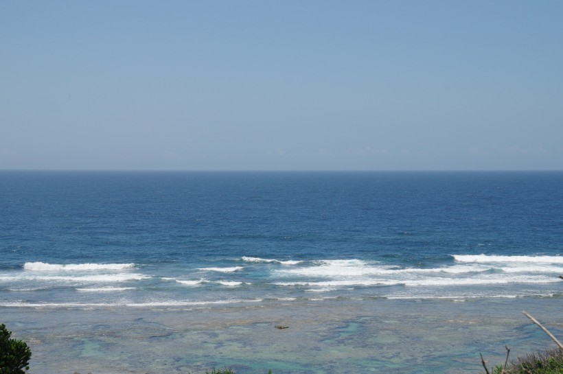 日本冲绳清澈的海水风景图片