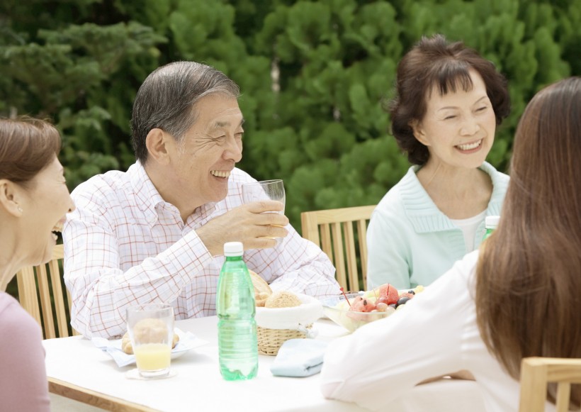 老年人户外聚餐图片