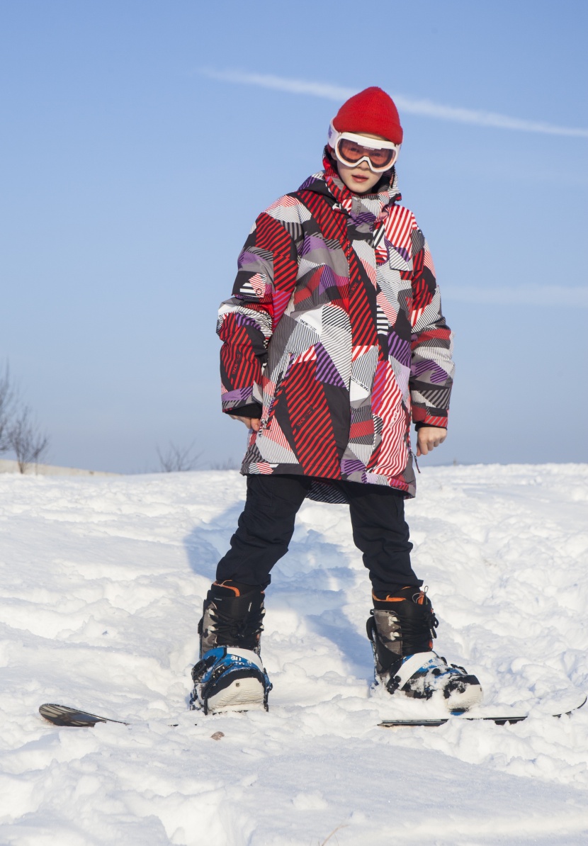 正在使用單板滑雪的外國男孩圖片