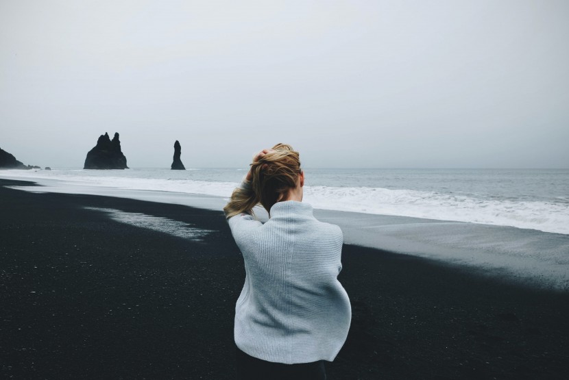 戶外旅行的女子背影圖片