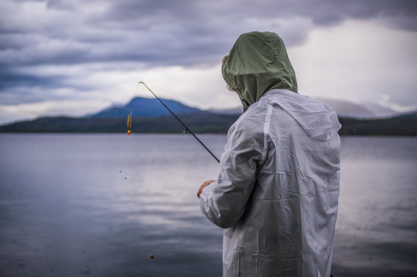 休閑釣魚的人物圖片