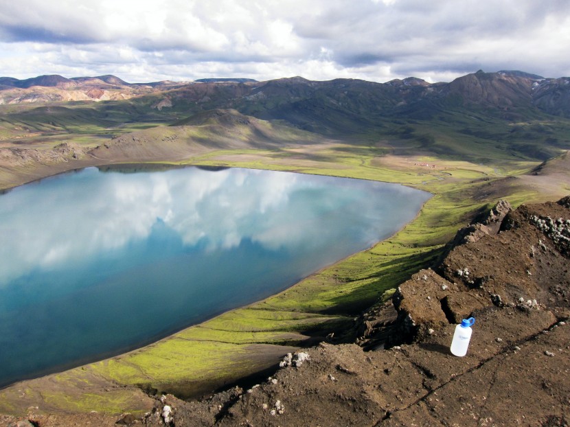 深邃的火山湖图片