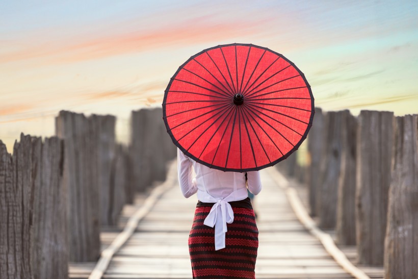 撐著雨傘的人圖片