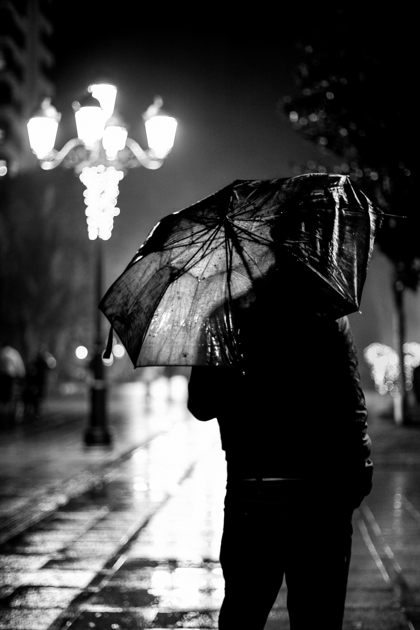 下雨天撑伞的人图片