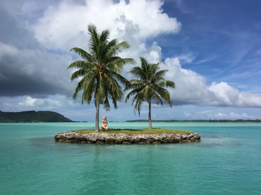 欣賞大海風(fēng)景的人物圖片