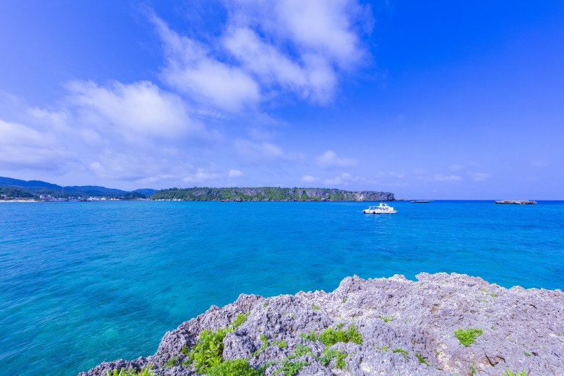 日本冲绳清澈的海水风景图片