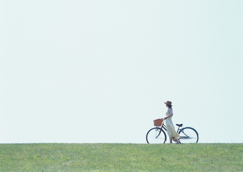 女性骑自行车休闲图片