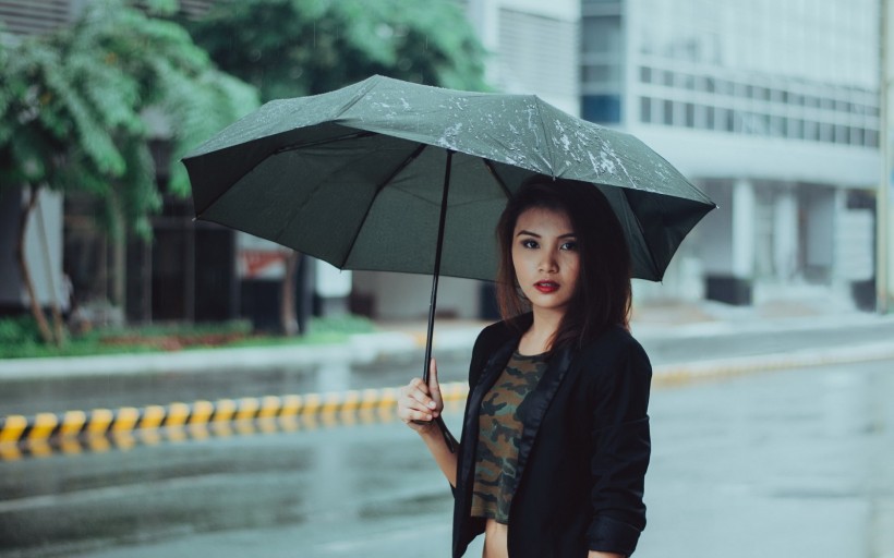 雨中的女孩图片