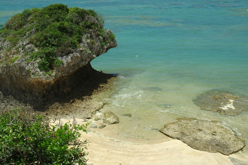 日本冲绳清澈的海水风景图片