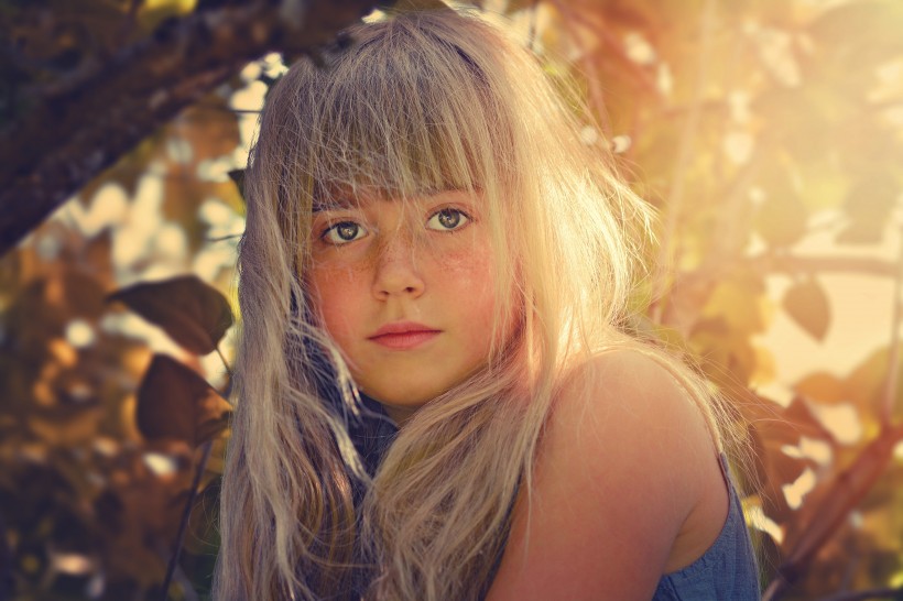 树林中的小女孩图片