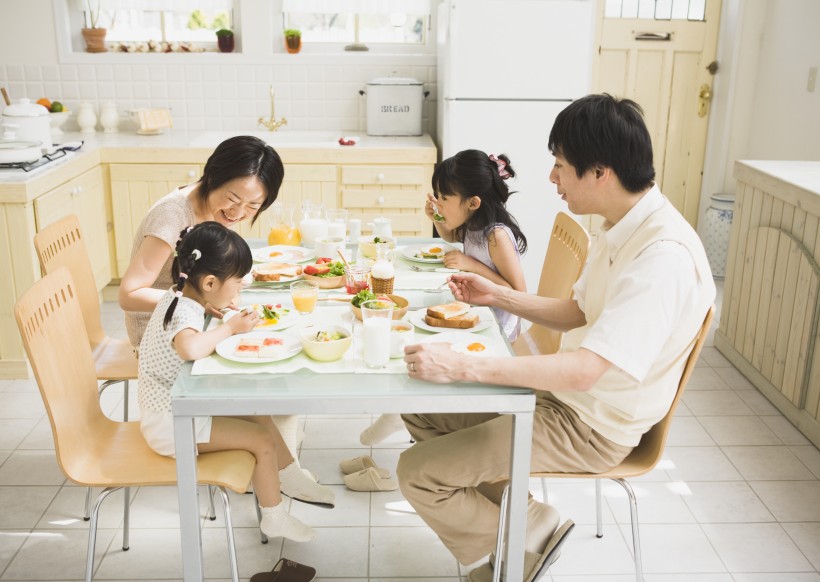 家人餐桌用餐圖片