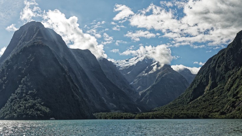 新西兰米尔福德峡湾自然风景图片