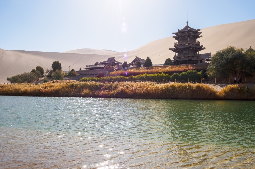 甘肃敦煌鸣沙山月牙泉风景图片