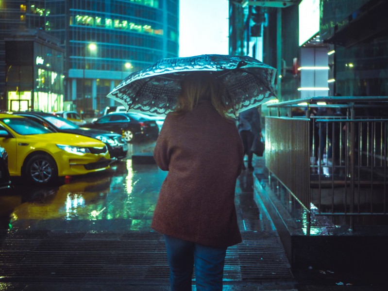 打着雨伞的人图片