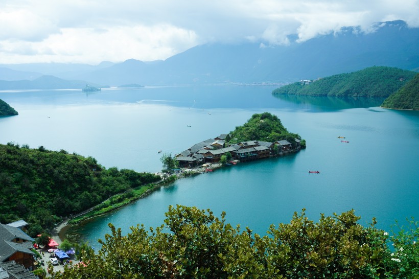 云南优美的泸沽湖风景图片