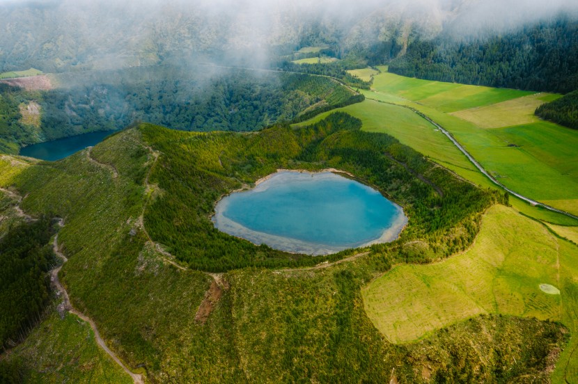 深邃的火山湖图片