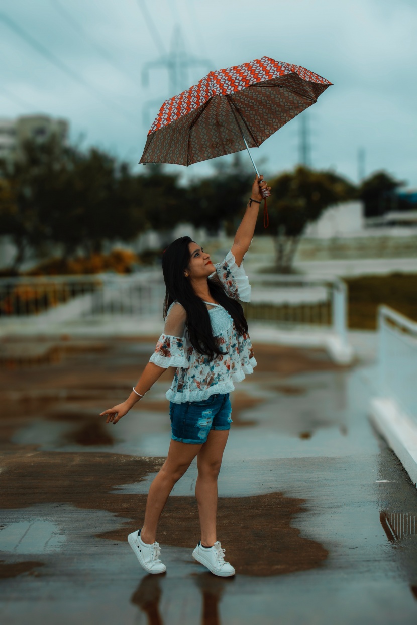 拿雨伞的人图片