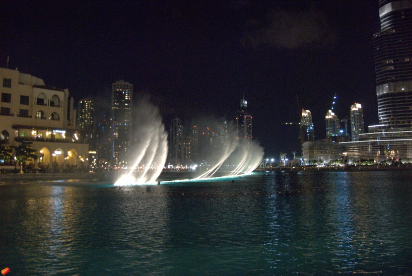 迪拜喷泉建筑风景图片