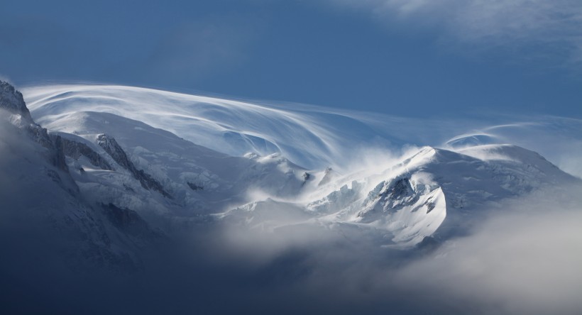 法國勃朗峰一片雪白的冬季風景圖片