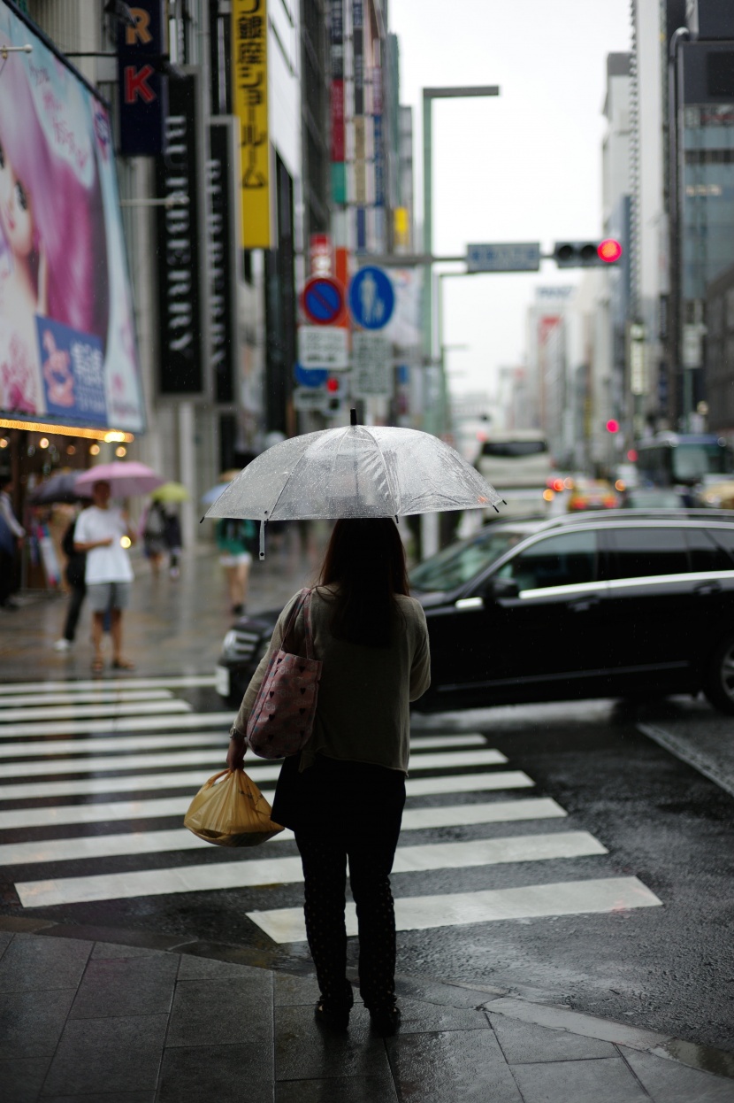 打着雨伞的人图片