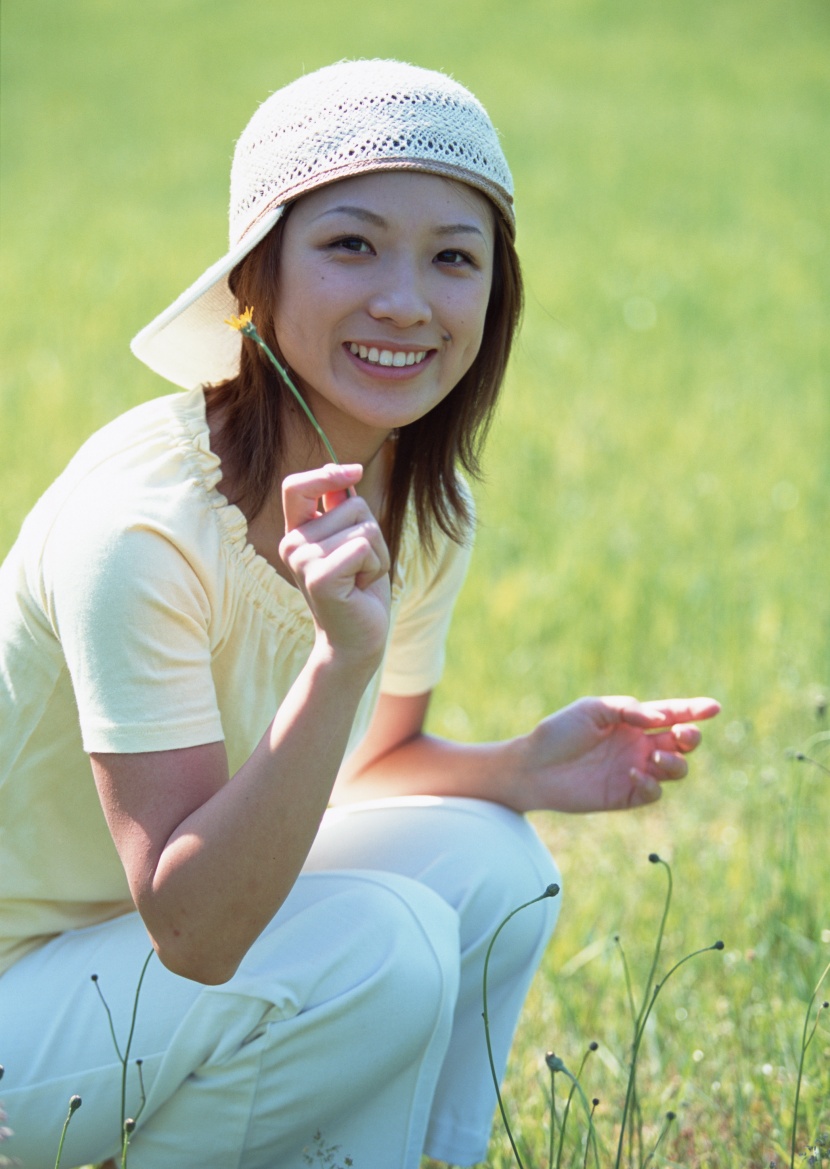 草地放松休闲女性图片