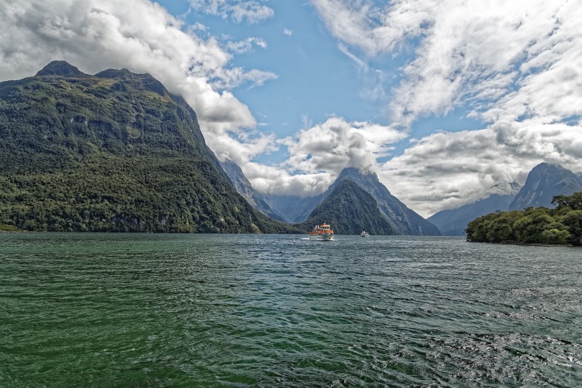 新西兰南岛米尔福德峡湾自然风景图片