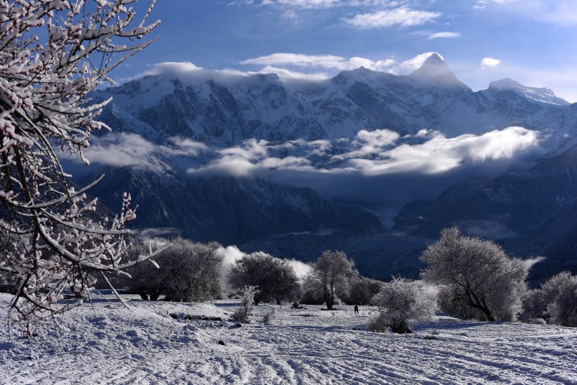 雪后的索松村风景图片