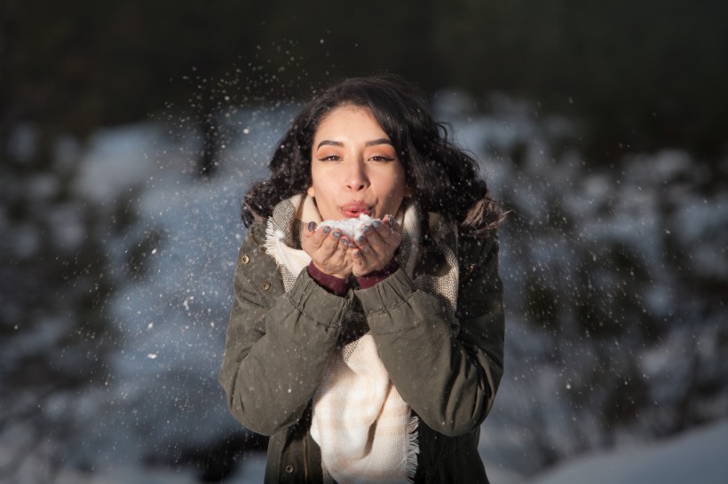 雪地里的美女图片