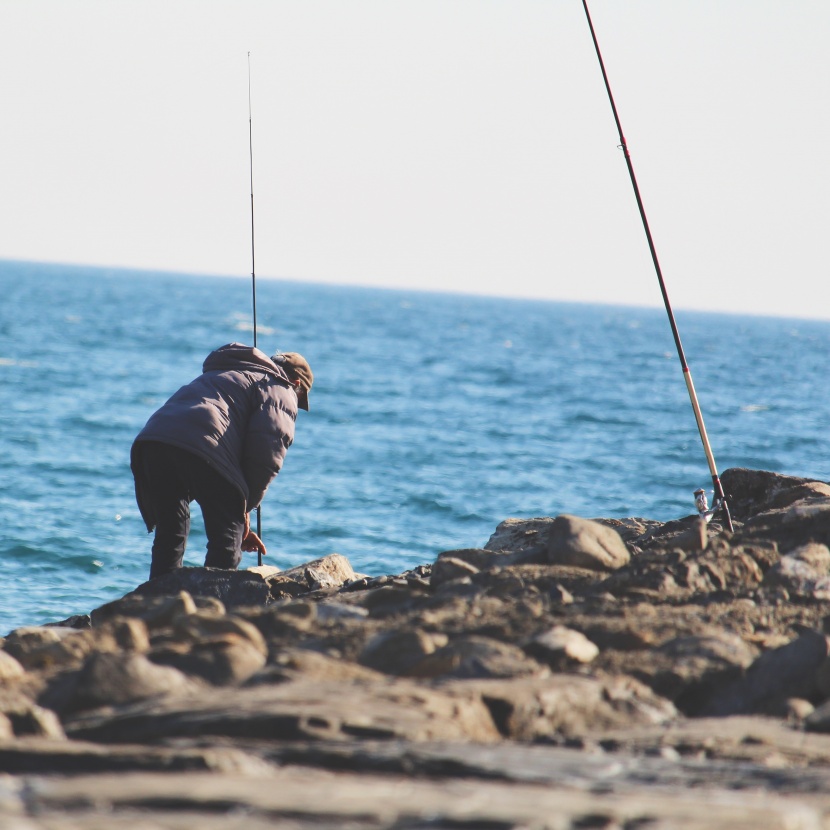 休閑釣魚的人物圖片