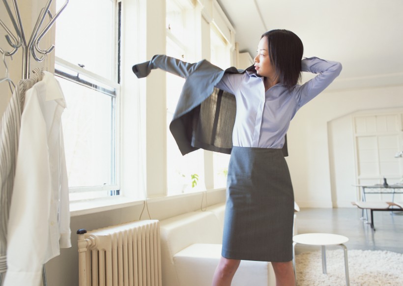 女性清晨上班图片