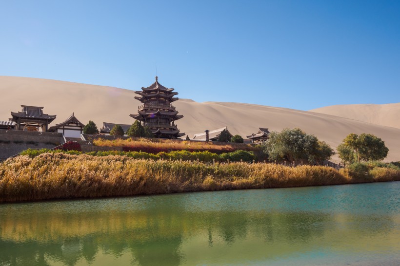 甘肃敦煌鸣沙山月牙泉风景图片