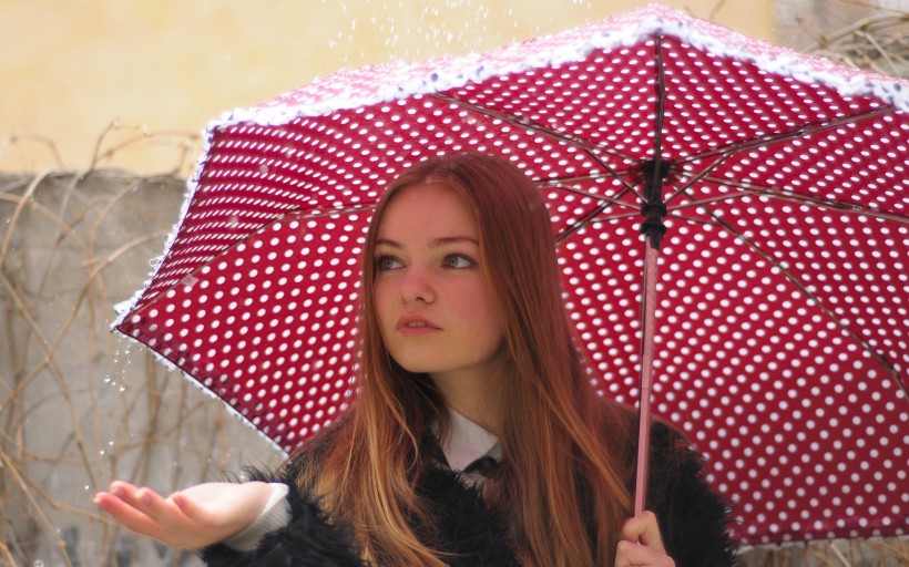 撑着雨伞的女孩图片