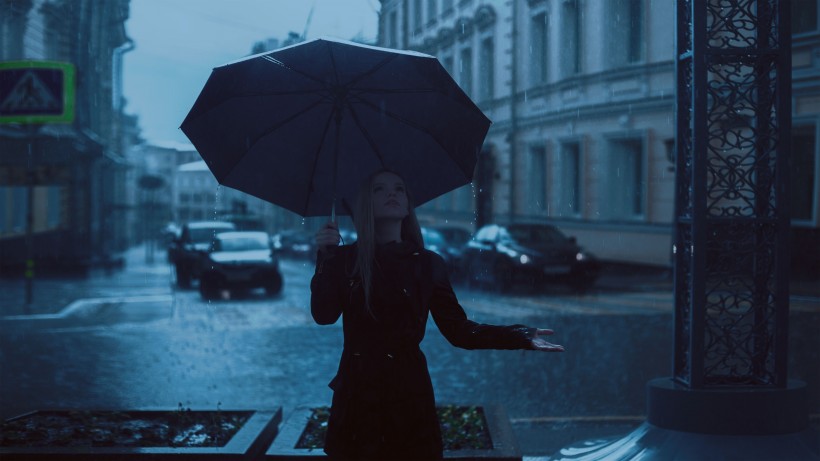 下雨天撑伞的人图片