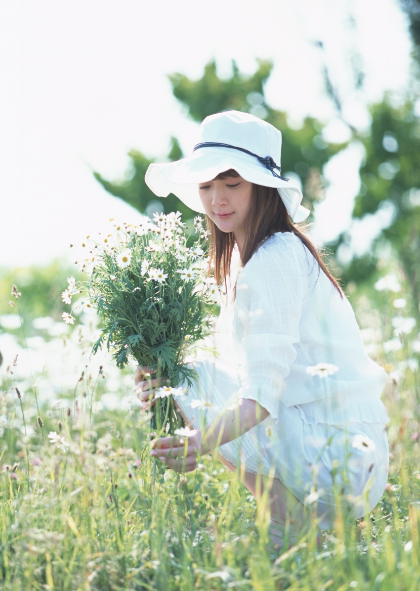 女性在花叢里圖片