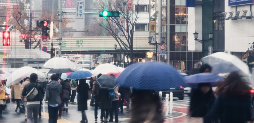 雨天街道打傘的人們圖片