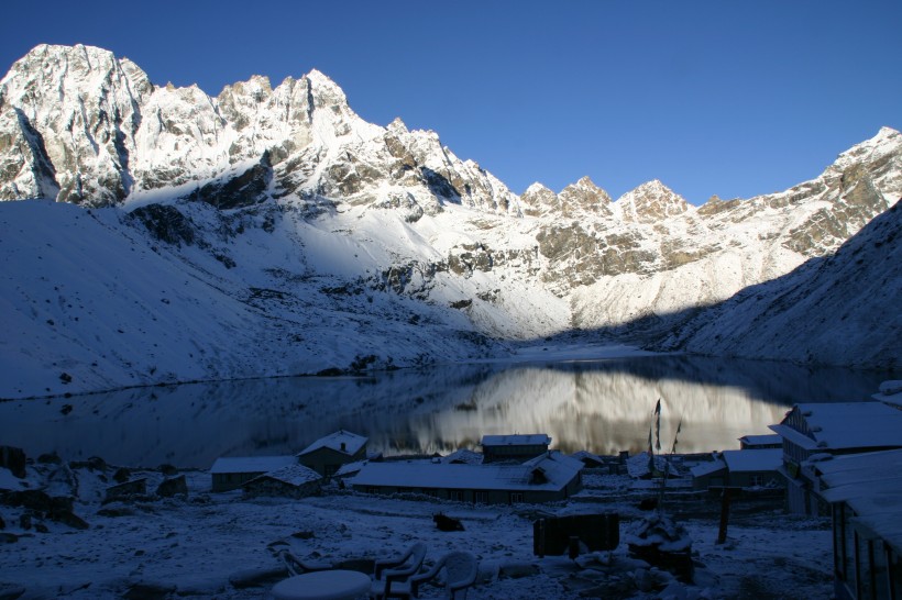 宏伟纯净的尼泊尔雪山风景图片