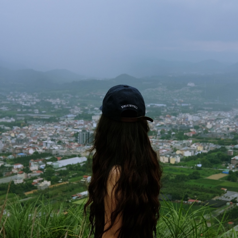 长发女孩的背影图片