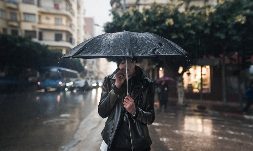 撐著雨傘的人圖片