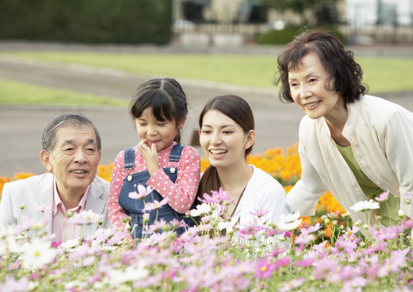 老年人和家人休闲图片