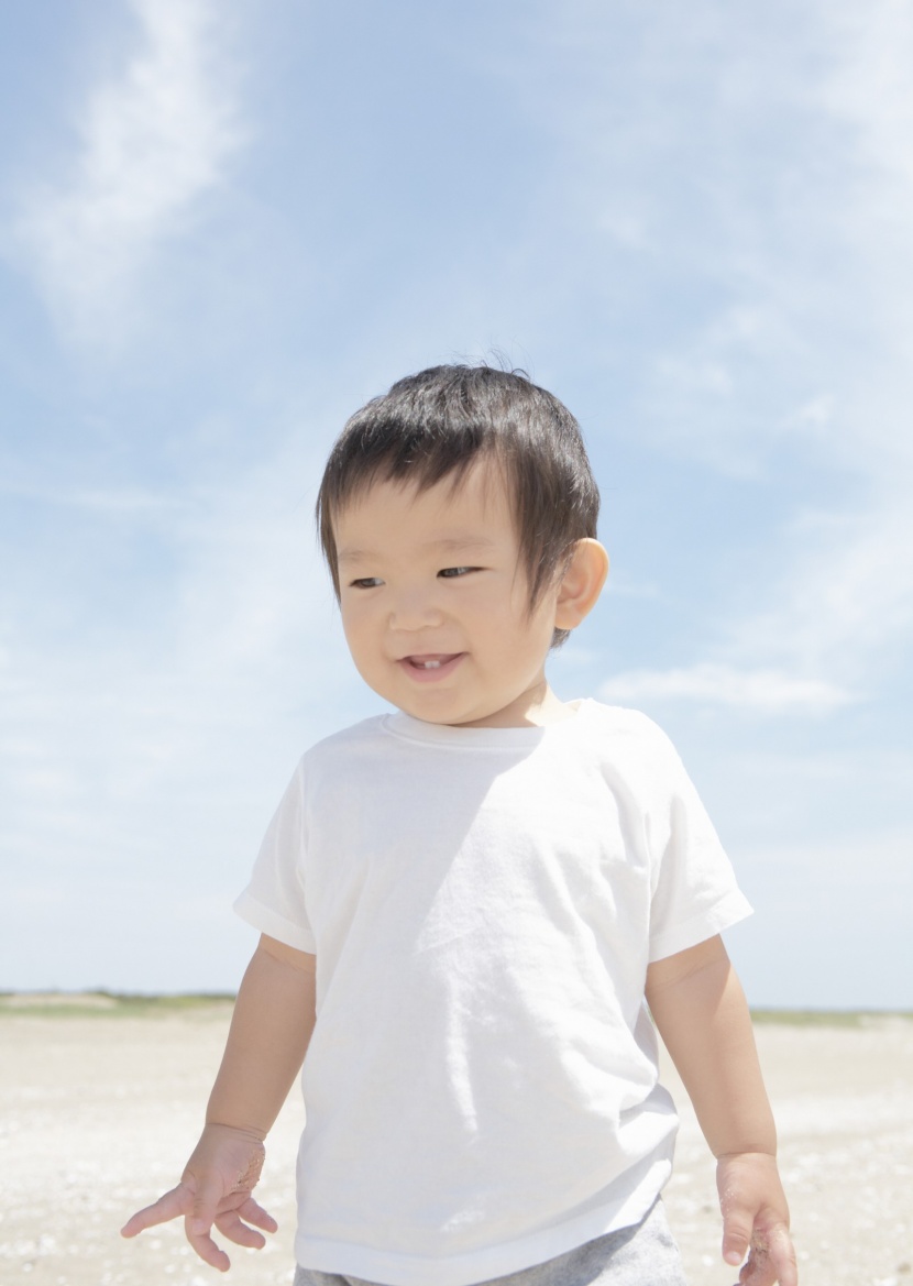 父母带宝宝去海边游玩图片