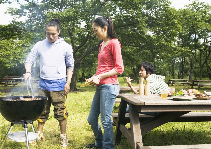 大学生在外自助烧烤图片