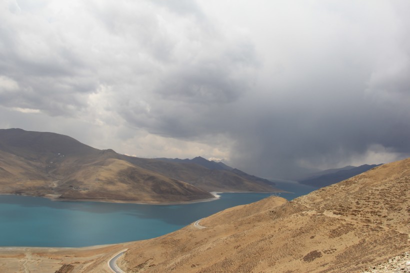 西藏美丽的羊卓雍措风景图片