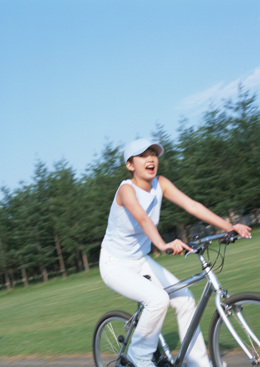 女孩騎車的活力圖片