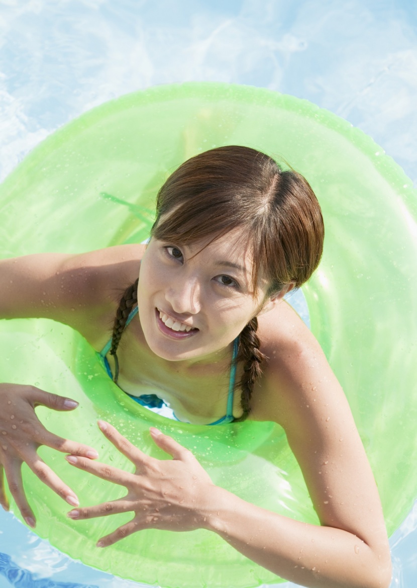 海滩泳装少女图片