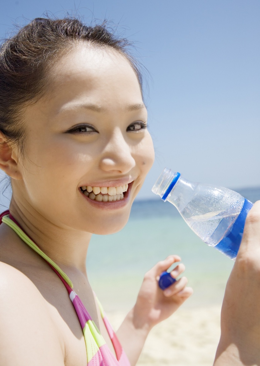 海滩泳装少女图片