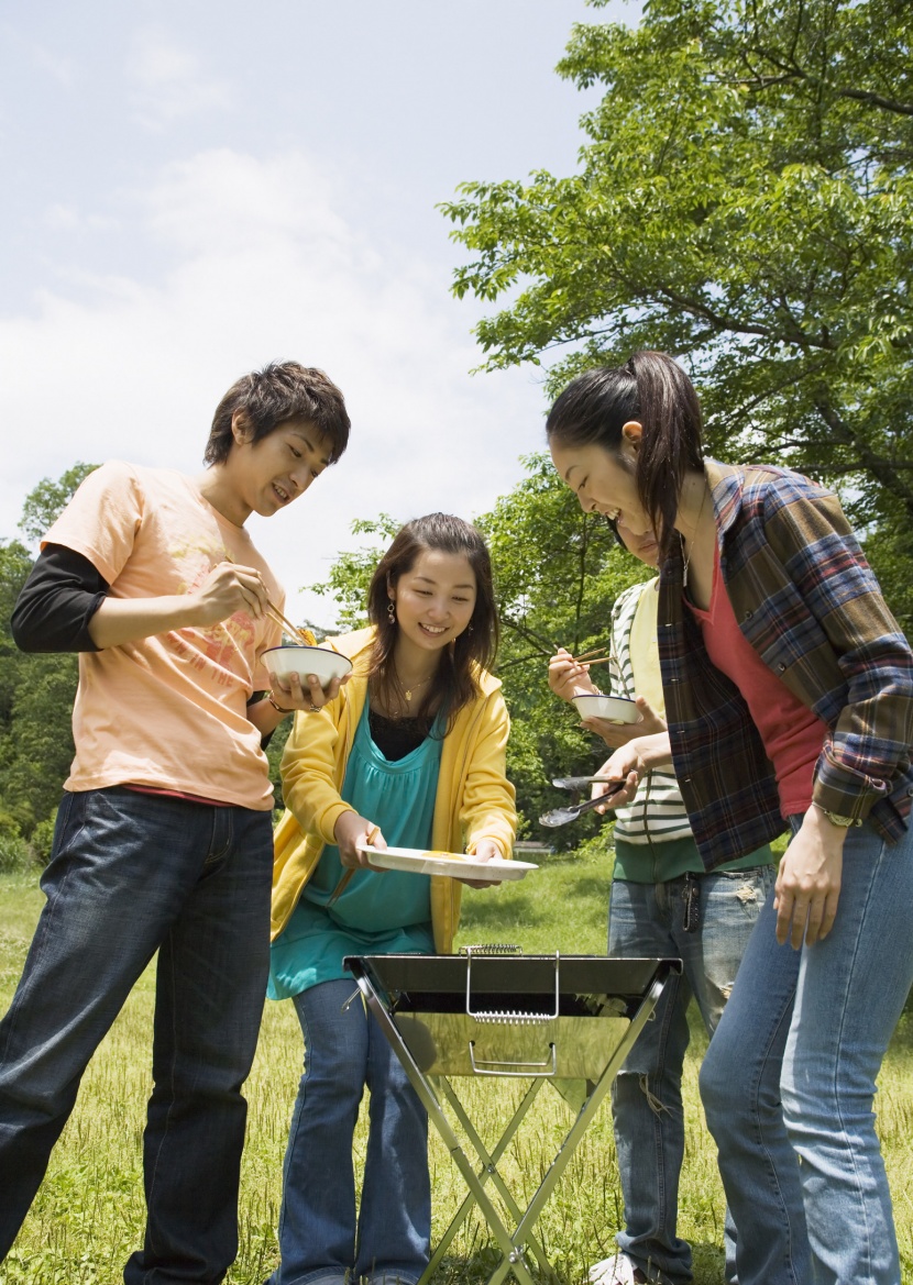 大学生在外自助烧烤图片