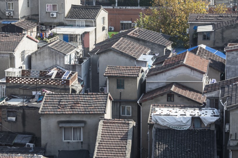 被城市包圍的城中村建筑風景圖片