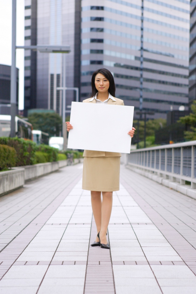 美女和空白公示板图片