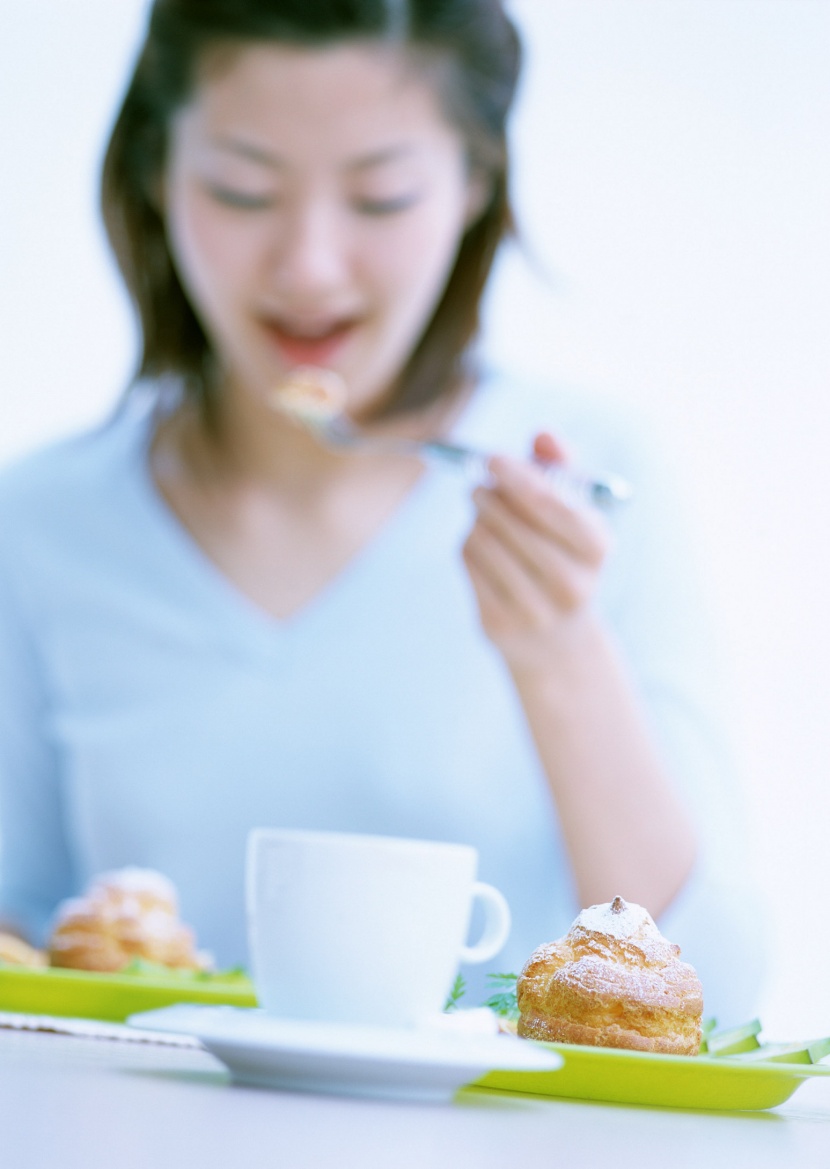 厨房里的女人图片